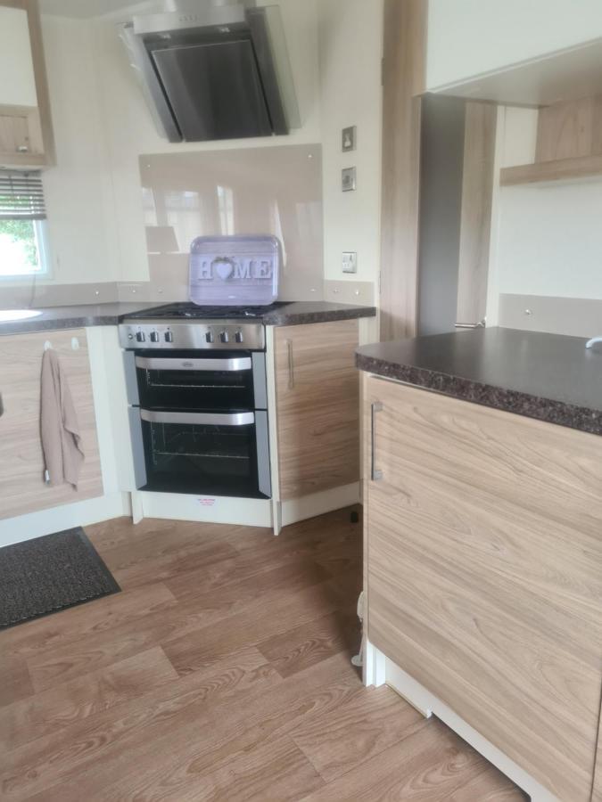 Beautiful 2 Bedroom Caravan, Holiday Park Tenby Saint Florence Exterior foto