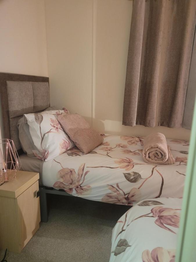 Beautiful 2 Bedroom Caravan, Holiday Park Tenby Saint Florence Exterior foto